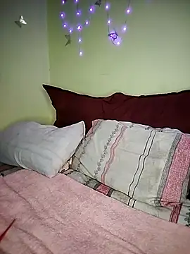 Seductive Yellow Titties online show from 19, 2, 2026