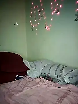 Seductive Yellow Titties online show from 15, 3, 2026