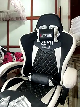 Hanh Luxii online show from 20, 9, 2025