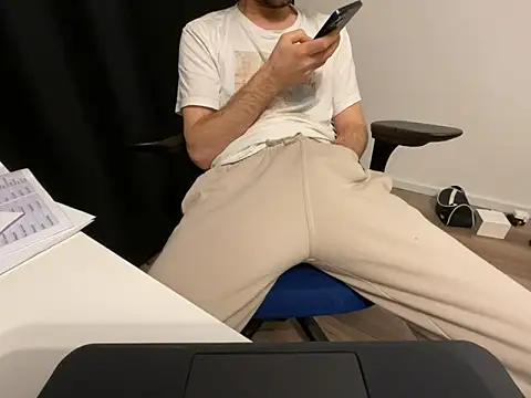 Snapshot of Frankieyyy1 chatting on 10, 4, 2026 Frankieyyy1 online show from 10, 4, 2026