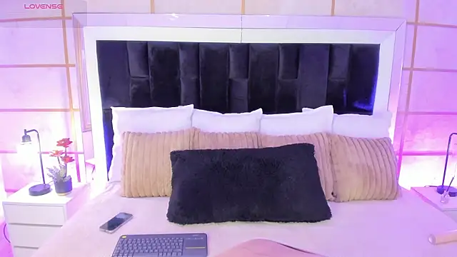 GretaVelvet online show from 2, 2, 2026