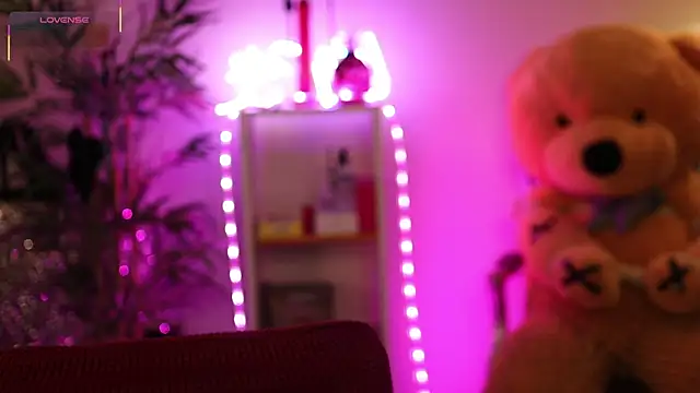 Snapshot of NovaHollisx chatting on 5, 4, 2026 NovaHollisx online show from 5, 4, 2026