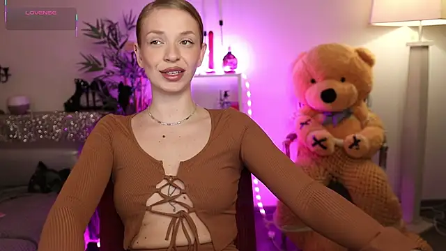 Snapshot of NovaHollisx chatting on 6, 4, 2026 NovaHollisx online show from 6, 4, 2026