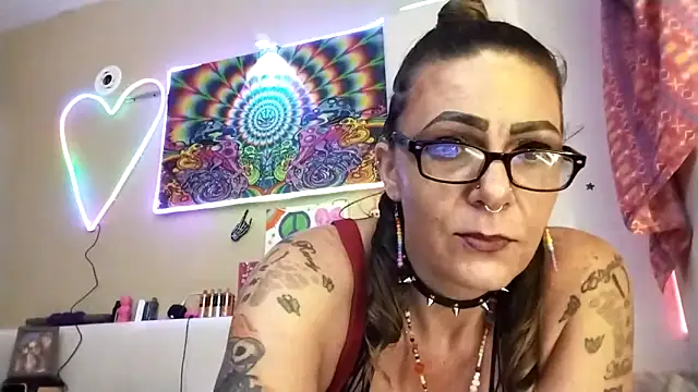 Snapshot of SparklesB1tch chatting on 5, 5, 2026 SparklesB1tch online show from 5, 5, 2026