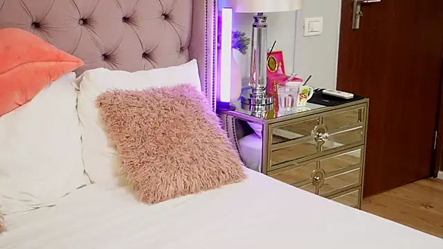 Snapshot of JenniferLovve chatting on 8, 4, 2026 JenniferLovve online show from 8, 4, 2026