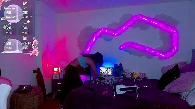 Snapshot of larah_uwu chatting on 22, 10, 2025 larah uwu online show from 22, 10, 2025