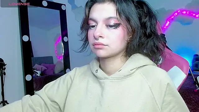 Snapshot of larah_uwu chatting on 23, 10, 2025 larah uwu online show from 23, 10, 2025