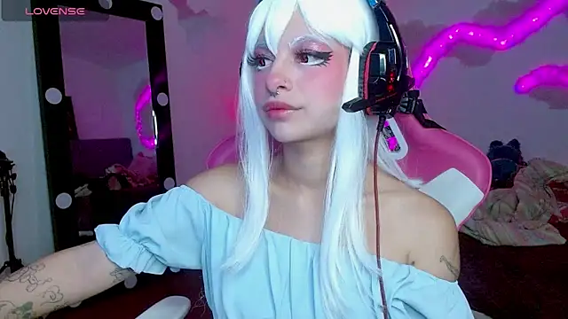 Snapshot of larah_uwu chatting on 24, 10, 2025 larah uwu online show from 24, 10, 2025