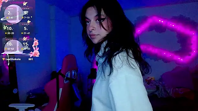 Snapshot of larah_uwu chatting on 27, 10, 2025 larah uwu online show from 27, 10, 2025