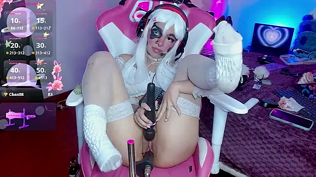 Snapshot of larah_uwu chatting on 30, 10, 2025 larah uwu online show from 30, 10, 2025