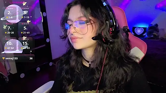 Snapshot of larah_uwu chatting on 8, 11, 2025 larah uwu online show from 8, 11, 2025