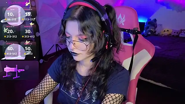 Snapshot of larah_uwu chatting on 12, 11, 2025 larah uwu online show from 12, 11, 2025