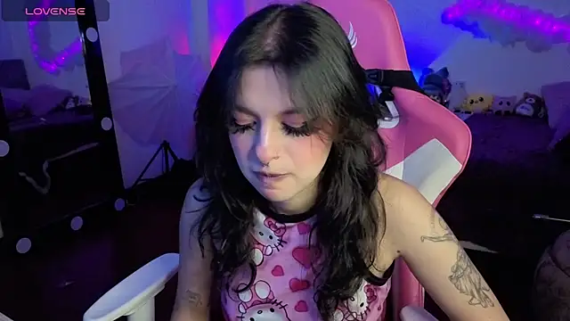 Snapshot of larah_uwu chatting on 22, 11, 2025 larah uwu online show from 22, 11, 2025