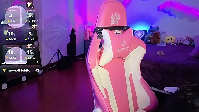 Snapshot of larah_uwu chatting on 24, 11, 2025 larah uwu online show from 24, 11, 2025