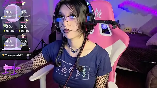 Snapshot of larah_uwu chatting on 25, 11, 2025 larah uwu online show from 25, 11, 2025