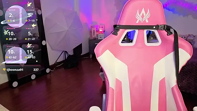 Snapshot of larah_uwu chatting on 28, 11, 2025 larah uwu online show from 28, 11, 2025