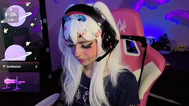 Snapshot of larah_uwu chatting on 2, 12, 2025 larah uwu online show from 2, 12, 2025