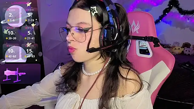 Snapshot of larah_uwu chatting on 14, 12, 2025 larah uwu online show from 14, 12, 2025