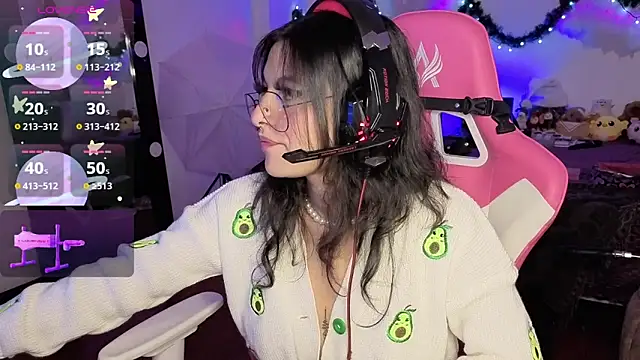 Snapshot of larah_uwu chatting on 15, 12, 2025 larah uwu online show from 15, 12, 2025