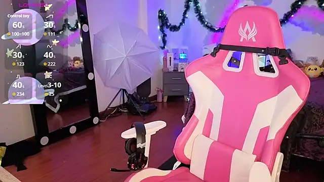 Snapshot of larah_uwu chatting on 16, 12, 2025 larah uwu online show from 16, 12, 2025