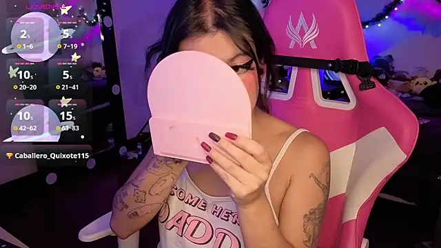 larah uwu online show from 18, 12, 2025