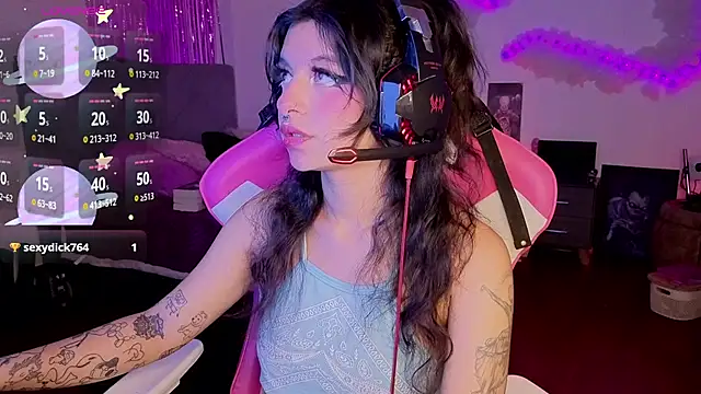 larah uwu online show from 4, 4, 2026