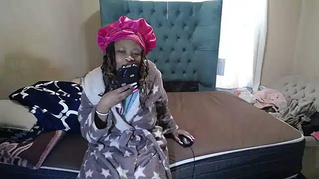 Snapshot of EssenceLovers chatting on 5, 6, 2026 EssenceLovers online show from 5, 6, 2026