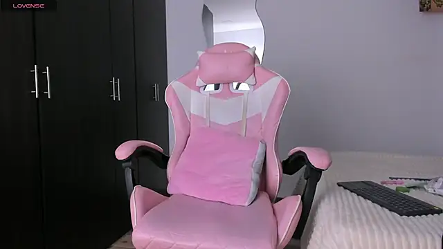 kendal hot01 online show from 7, 4, 2026