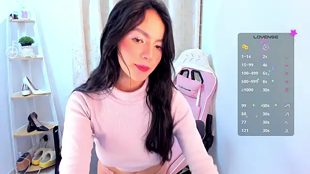 sarah saenz  online show from 25, 11, 2025