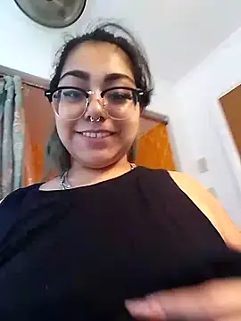 Snapshot of Lovelyrainn chatting on 6, 10, 2025 Lovelyrainn online show from 6, 10, 2025