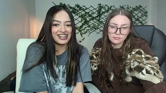 Snapshot of velvet__moon chatting on 11, 4, 2026 velvet moon online show from 11, 4, 2026