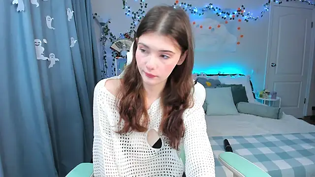 Snapshot of Zoe_Vee chatting on 28, 10, 2025 Zoe Vee online show from 28, 10, 2025