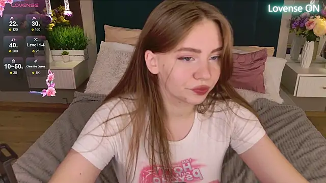 Snapshot of Moon__Bunny chatting on 4, 10, 2025 Moon Bunny online show from 4, 10, 2025