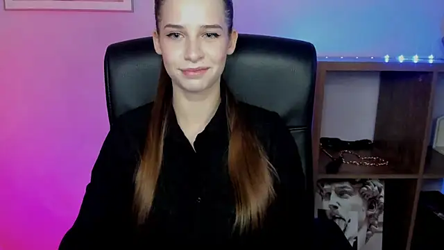 Snapshot of LuxMaya chatting on 19, 12, 2025 LuxMaya online show from 19, 12, 2025