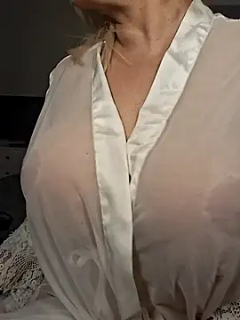 Snapshot of milfevapeccato chatting on 1, 11, 2025 milfevapeccato online show from 1, 11, 2025