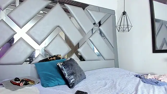 Snapshot of Lorenn_Hill chatting on 25, 11, 2025 Lorenn Hill online show from 25, 11, 2025