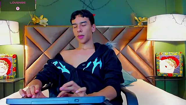 Snapshot of Aiden_Royce chatting on 18, 12, 2025 Aiden Royce online show from 18, 12, 2025