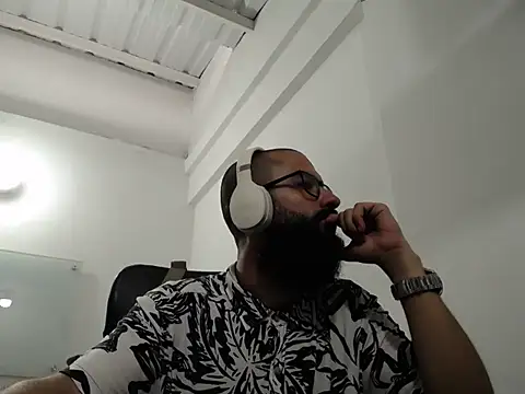 Snapshot of FranccoJ chatting on 4, 11, 2025 FranccoJ online show from 4, 11, 2025