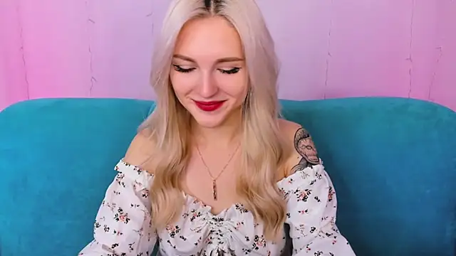 Snapshot of LisaFoxyMe chatting on 5, 10, 2025 LisaFoxyMe online show from 5, 10, 2025