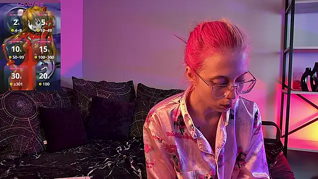 Snapshot of SakuraBliss chatting on 5, 10, 2025 SakuraBliss online show from 5, 10, 2025