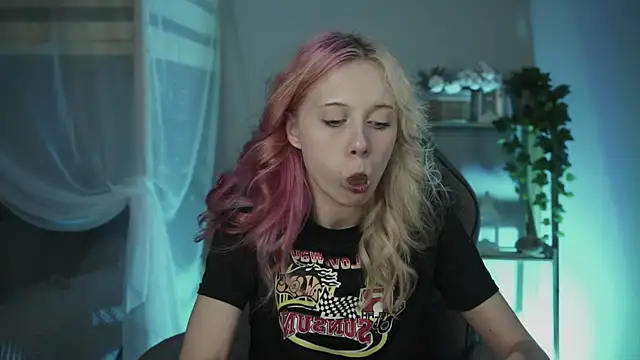 Snapshot of SakuraBliss chatting on 22, 10, 2025 SakuraBliss online show from 22, 10, 2025