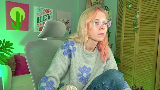 Snapshot of SakuraBliss chatting on 4, 11, 2025 SakuraBliss online show from 4, 11, 2025