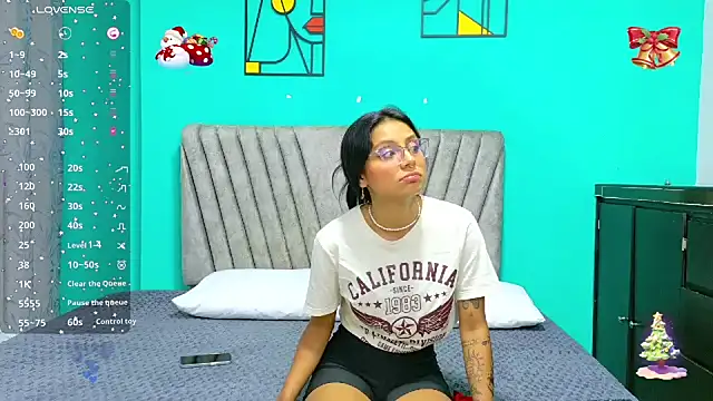 Snapshot of Soffia_Konig_ chatting on 4, 12, 2025 Soffia Konig online show from 4, 12, 2025