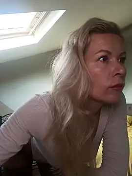 Snapshot of Julia_Giulia chatting on 25, 10, 2025 Julia Giulia online show from 25, 10, 2025