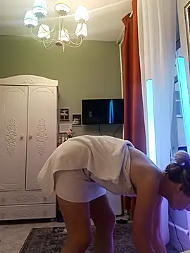 Snapshot of Julia_Giulia chatting on 17, 12, 2025 Julia Giulia online show from 17, 12, 2025