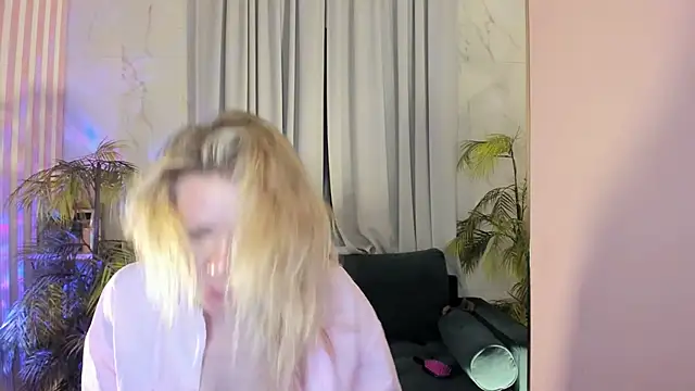 Snapshot of Julia_Giulia chatting on 23, 4, 2026 Julia Giulia online show from 23, 4, 2026