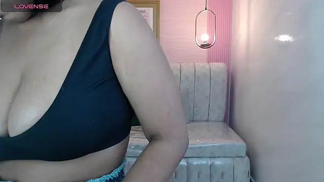 Snapshot of ambar_fox_s chatting on 11, 10, 2025 ambar fox s online show from 11, 10, 2025