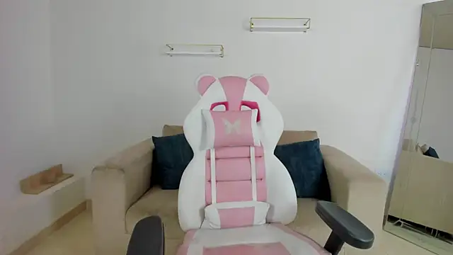 april smiith online show from 25, 11, 2025