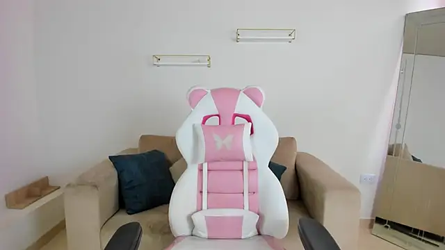 april smiith online show from 16, 12, 2025