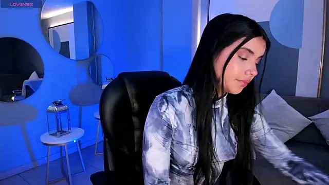 MiaLaurence online show from 2, 11, 2025